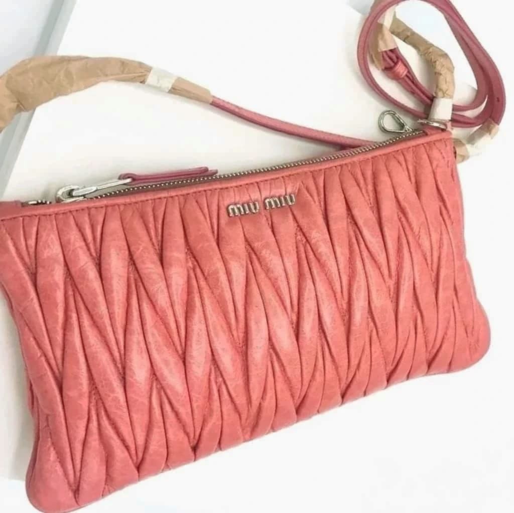 Miu miu matelasse discount clutch