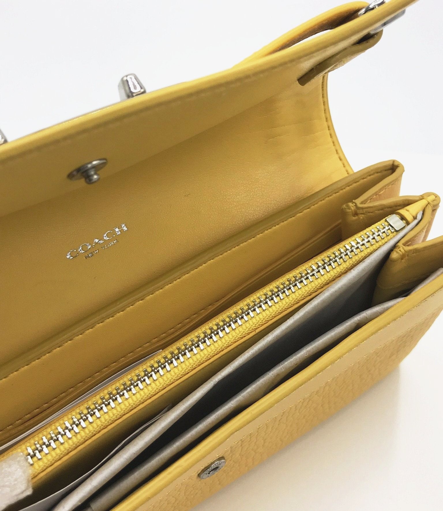 Coach Swagger Leather Wallet - CHIC Kuwait Luxury Outlet