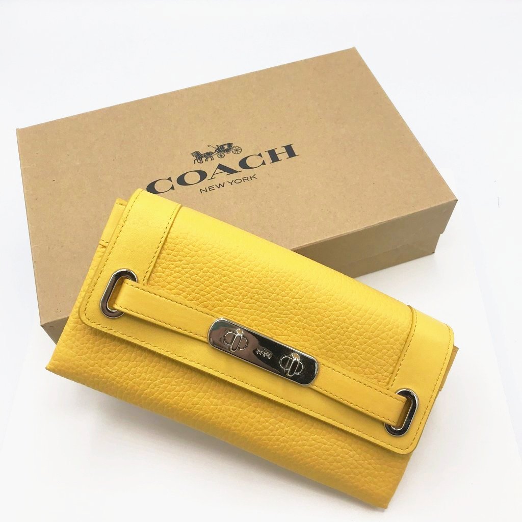 Coach Swagger Leather Wallet - CHIC Kuwait Luxury Outlet
